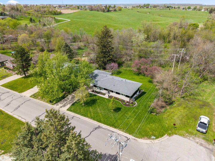 Property Photo:  2501 Reyclif Drive  IA 50158 