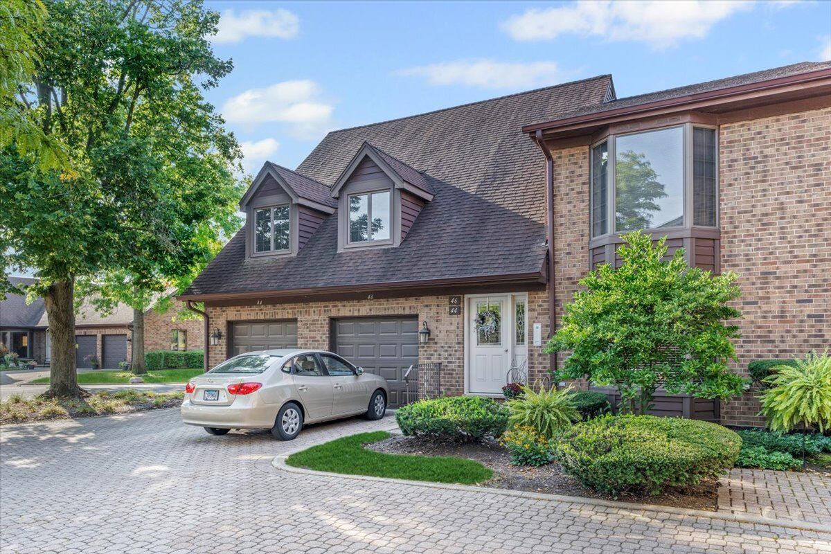 Property Photo: 44 Kings Court 0 IL 60154