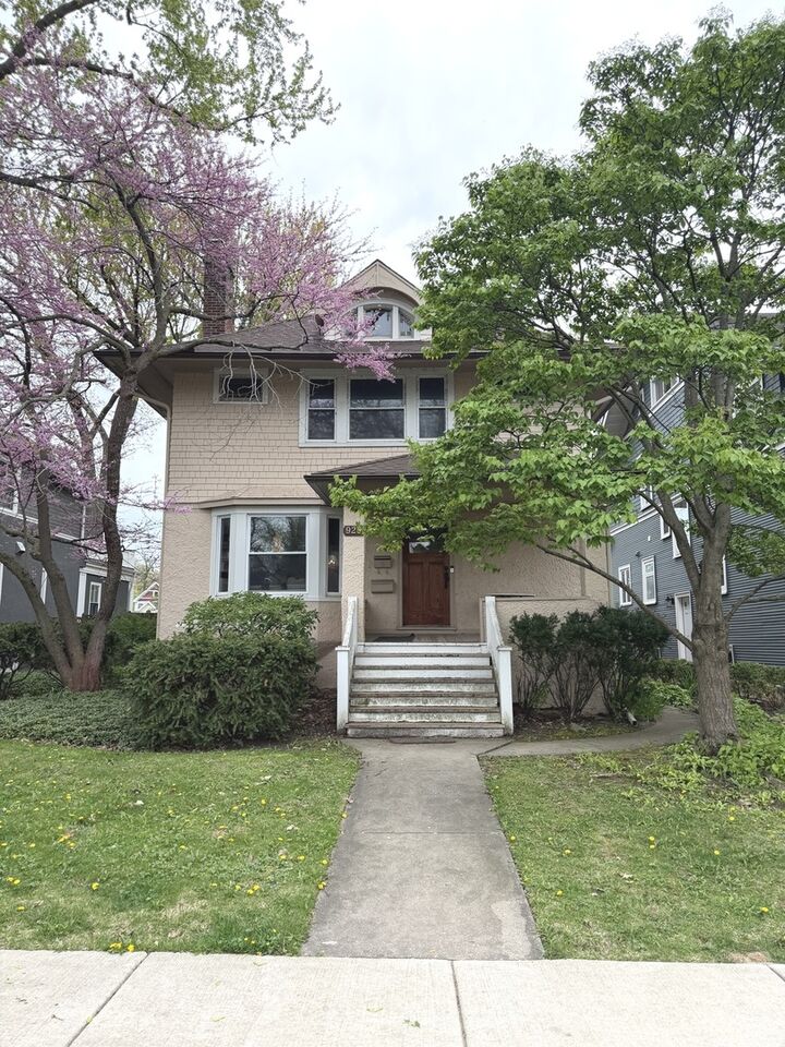 Property Photo:  925 Greenleaf Avenue  IL 60091 