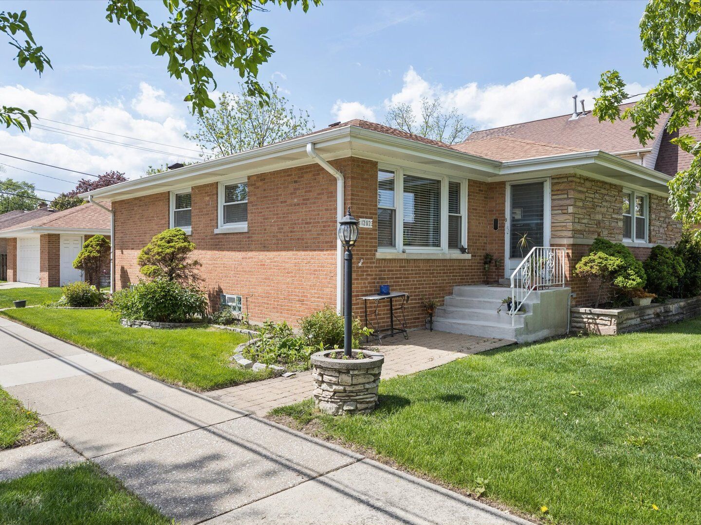 Property Photo: 1202 Homestead Road IL 60526