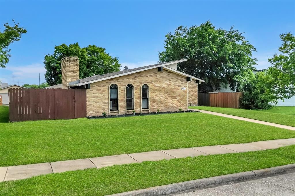 Property Photo: 7618 Christie Lane TX 75249