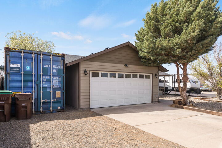 Property Photo:  906 NE Mahogany Street  OR 97754 