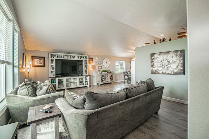 Property Photo: 514 Coventry Court OR 97524