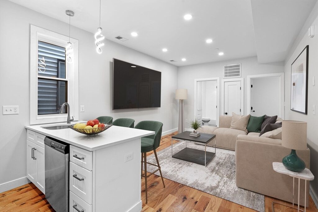 Property Photo:  283 Chelsea St 2  MA 02128 