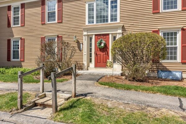 Property Photo:  35 Essex Green Lane D  MA 01960 