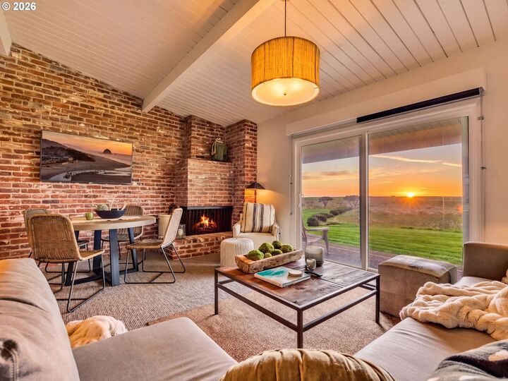 Property Photo:  101 13th St 211  OR 97138 