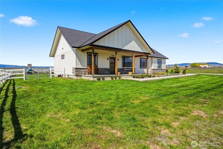 Property Photo:  2081  Howard Road  WA 98926 