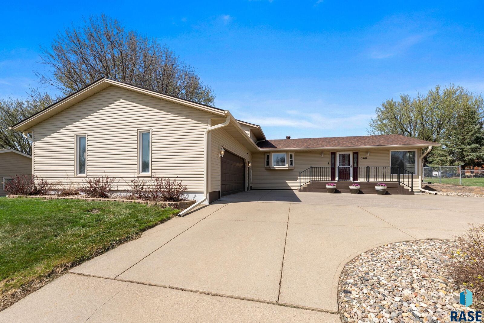Property Photo:  208 E 7th St  SD 57020 