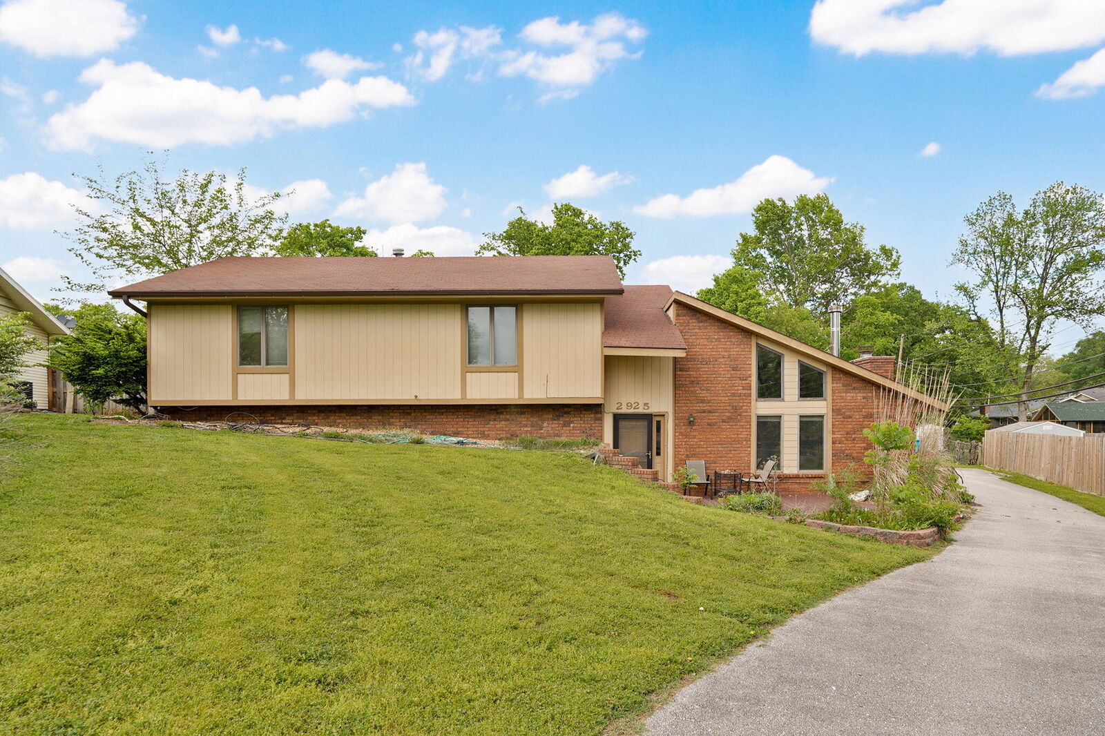 Property Photo: 2925 E Clovis Circle MO 65804