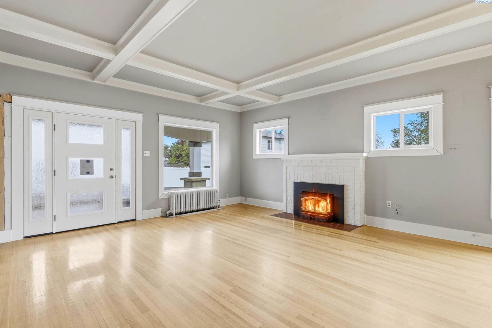 Property Photo: 1053 S Underwood Pl WA 99337