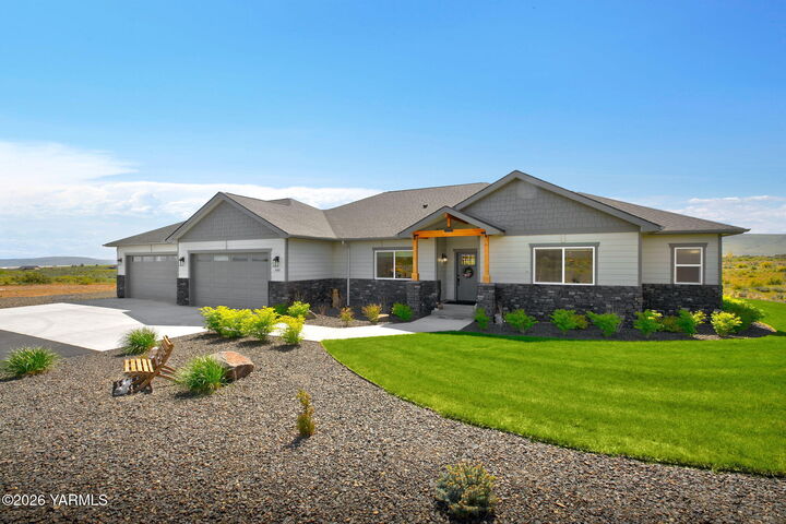 Property Photo:  448 Red Tail Rd  WA 98908 