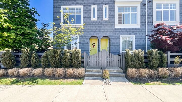 Property Photo: 15487 99A Avenue 1 BC V3R 0G9