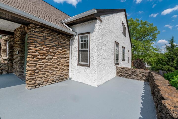 Property Photo:  1128 Paxton Avenue  OH 45208 