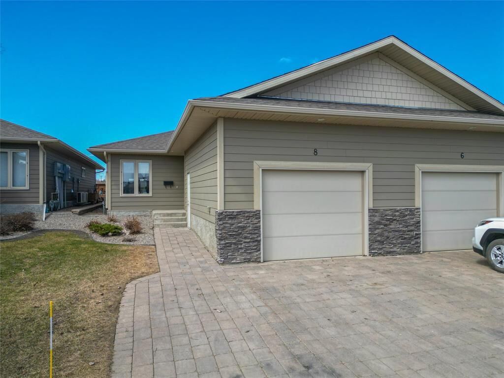 Property Photo:  8 Birchwood Drive  MB R7A 7T5 