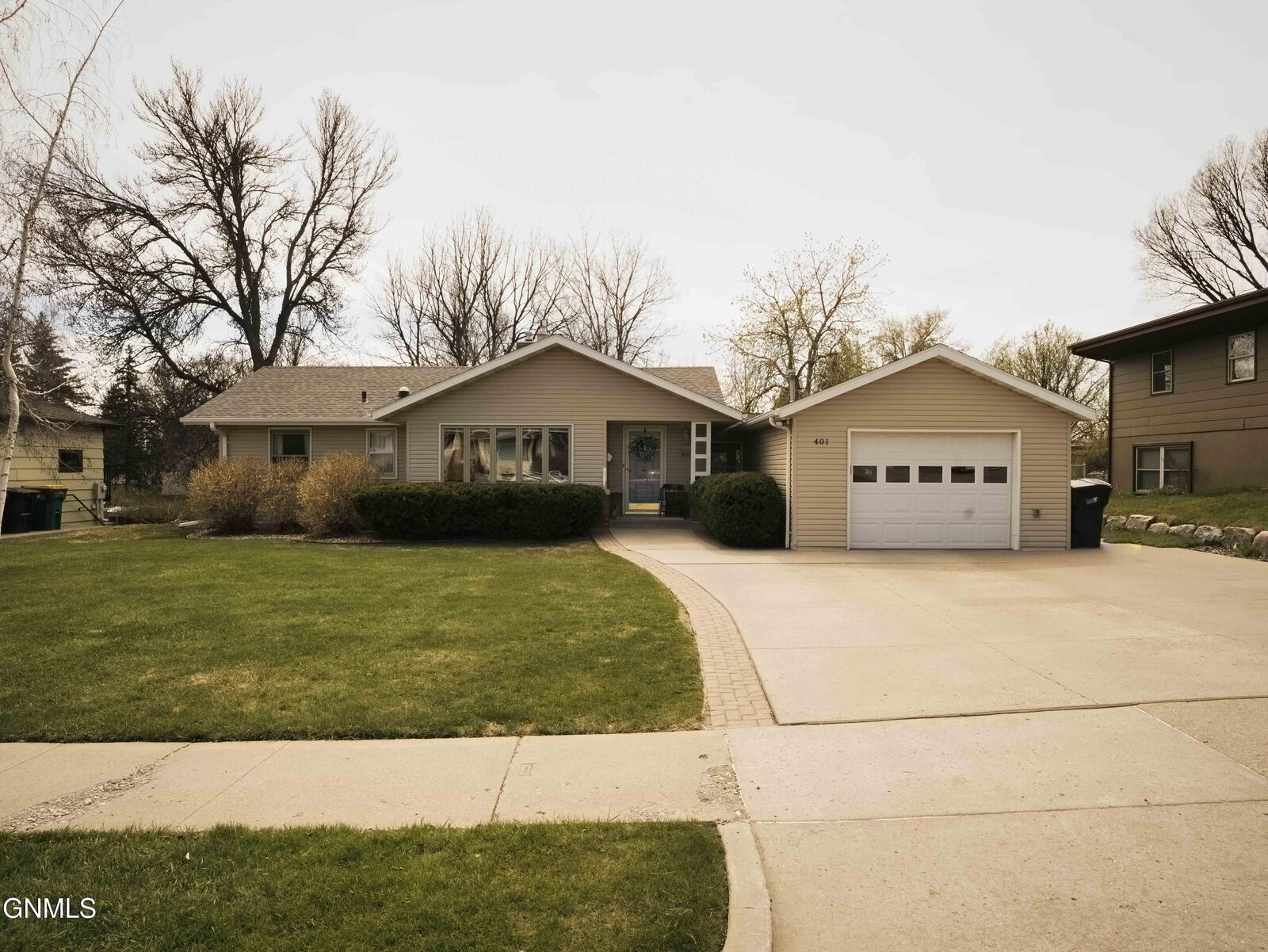 Property Photo:  401 Boulevard Avenue W  ND 58501 