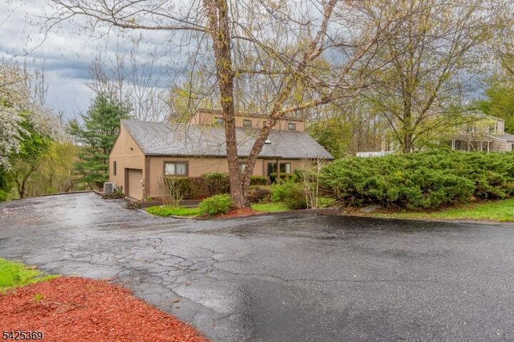 Property Photo:  11 Fox Run Road  NJ 08826 