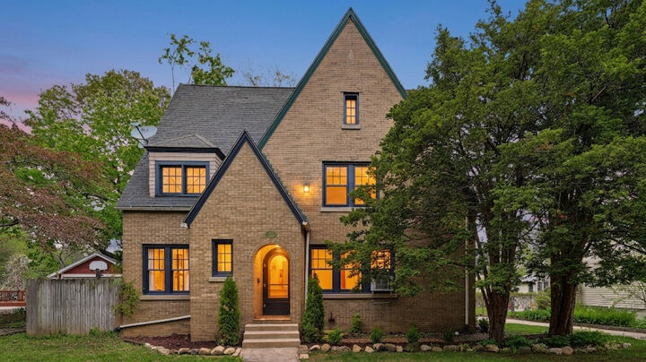 Property Photo:  726 W Highland Avenue  IL 60123 