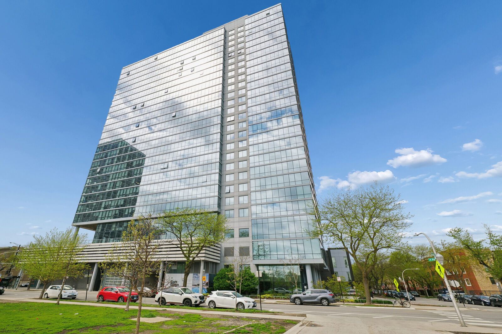 Property Photo:  811 W Agatite Avenue 1404  IL 60640 