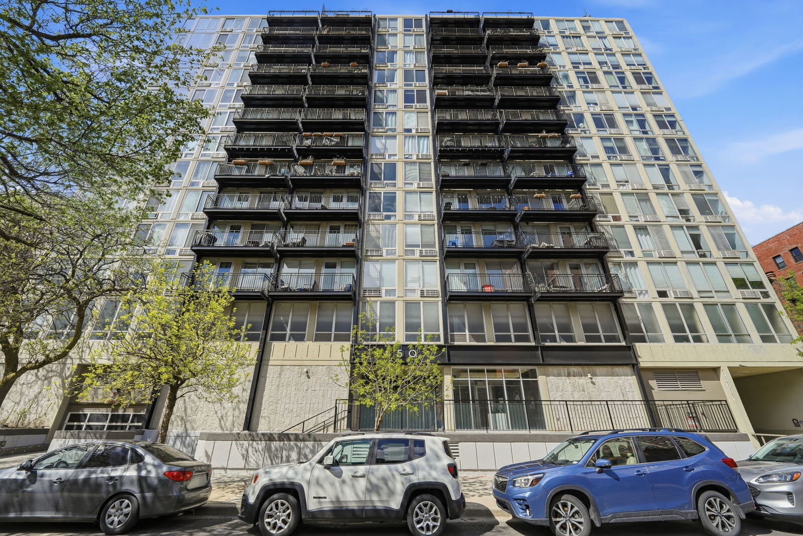 Property Photo:  450 W Briar Place 5F  IL 60657 
