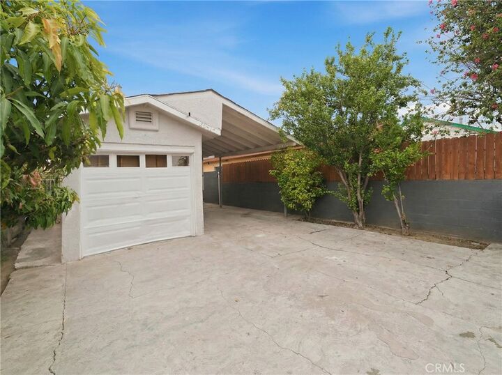 Property Photo:  2141 E Oris Street  CA 90222 