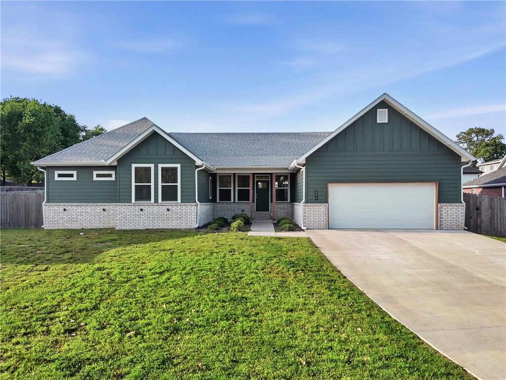 Property Photo:  804 E Parks Street  AR 72753 