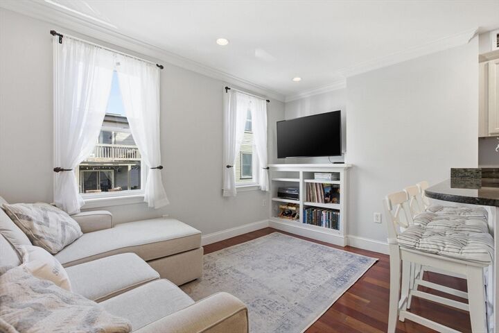 Property Photo:  523 E 2nd St 5  MA 02127 
