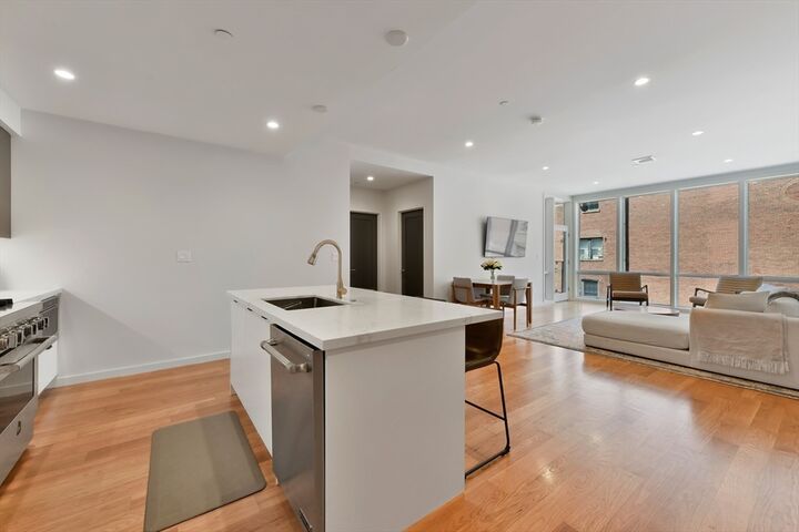 Property Photo:  531-533 E 2nd St 201  MA 02127 
