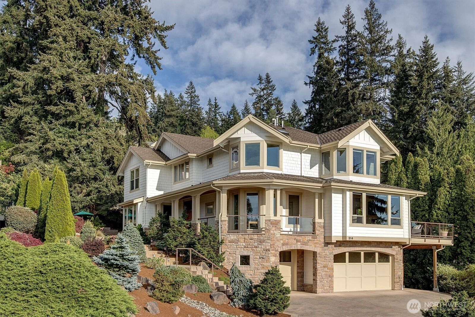 Property Photo:  514  205th Avenue NE  WA 98074 