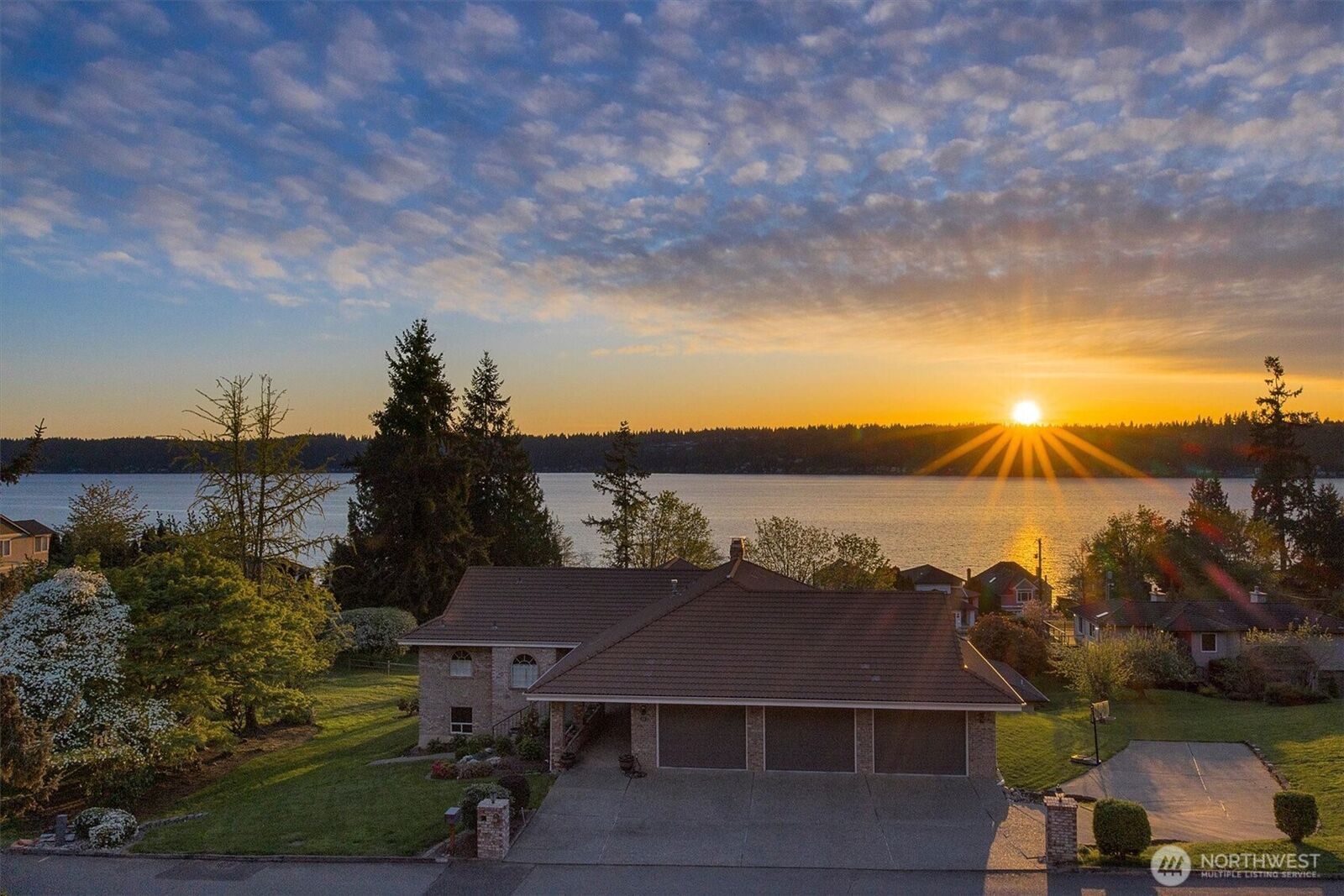 Property Photo:  514  205th Avenue NE  WA 98074 