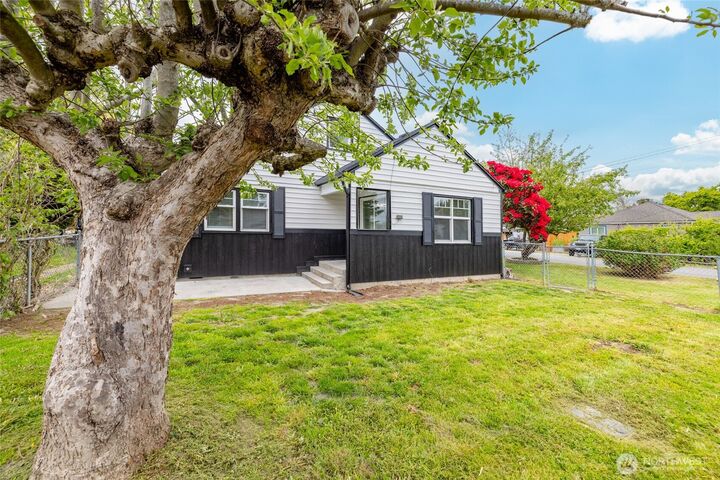Property Photo:  1229  Harrison Street  WA 98273 