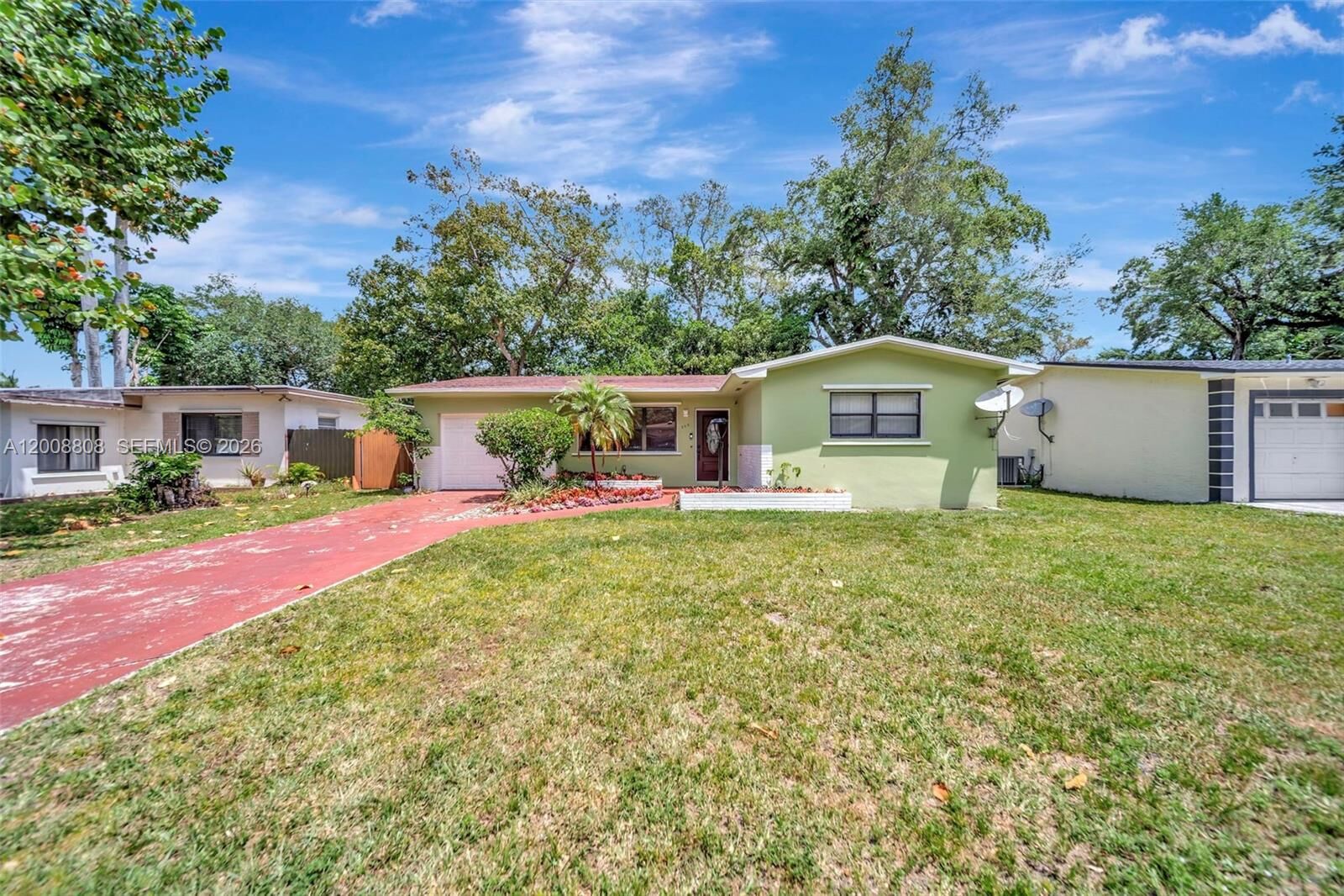 Property Photo:  565 NE 160th St  FL 33162 