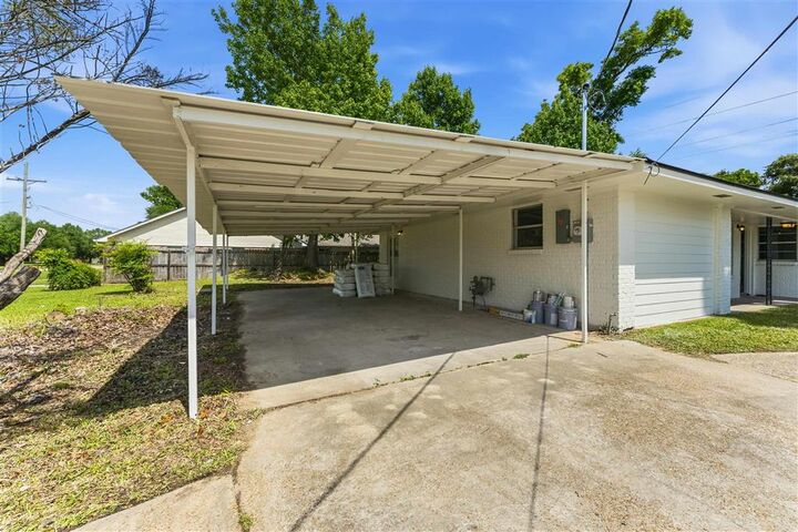 Property Photo:  1401 Forest Lane  LA 70663 