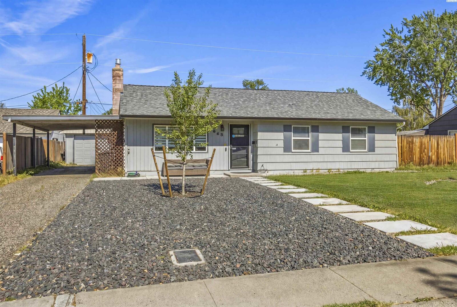 Property Photo:  643 Cedar Ave  WA 99352 
