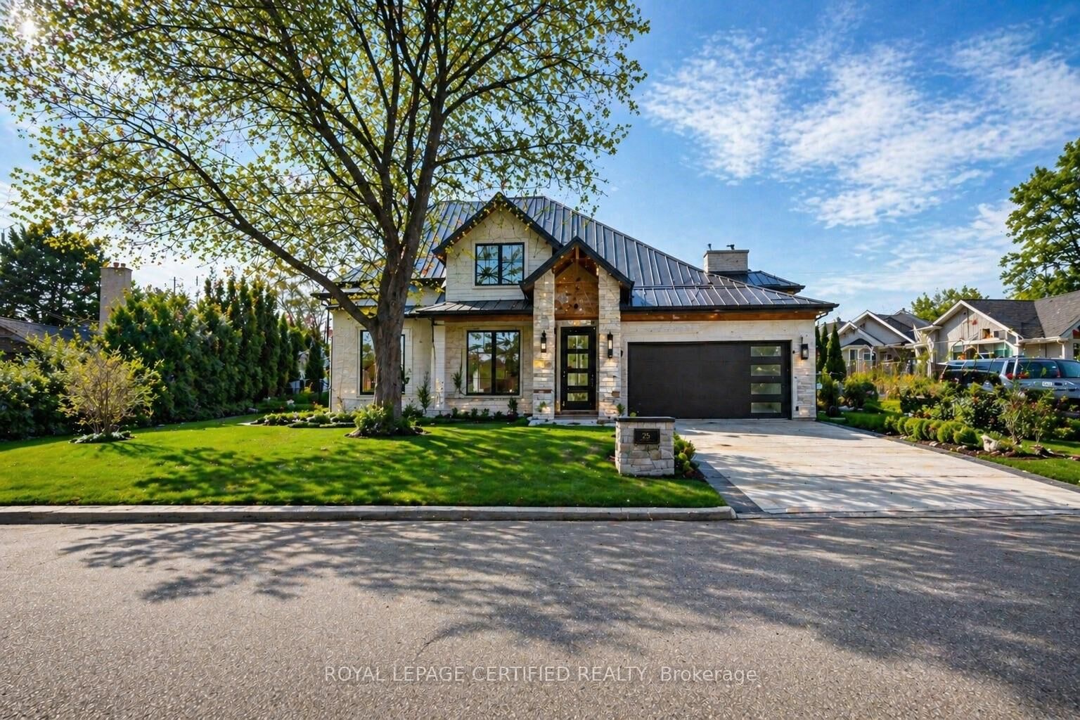 Property Photo: 1348 Hollyrood Avenue ON L5G 3J4