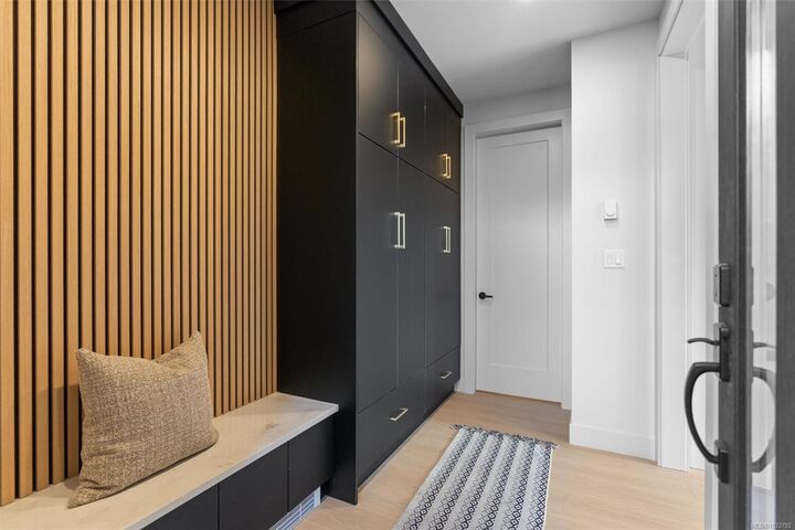 Property Photo:  588 Whiteside St 2  BC V8Z 1Y6 