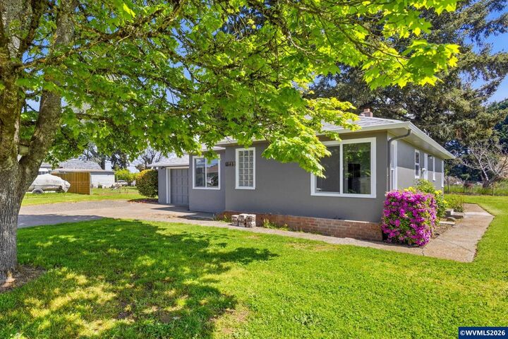Property Photo:  140 SE Fir Villa Rd  OR 97338 