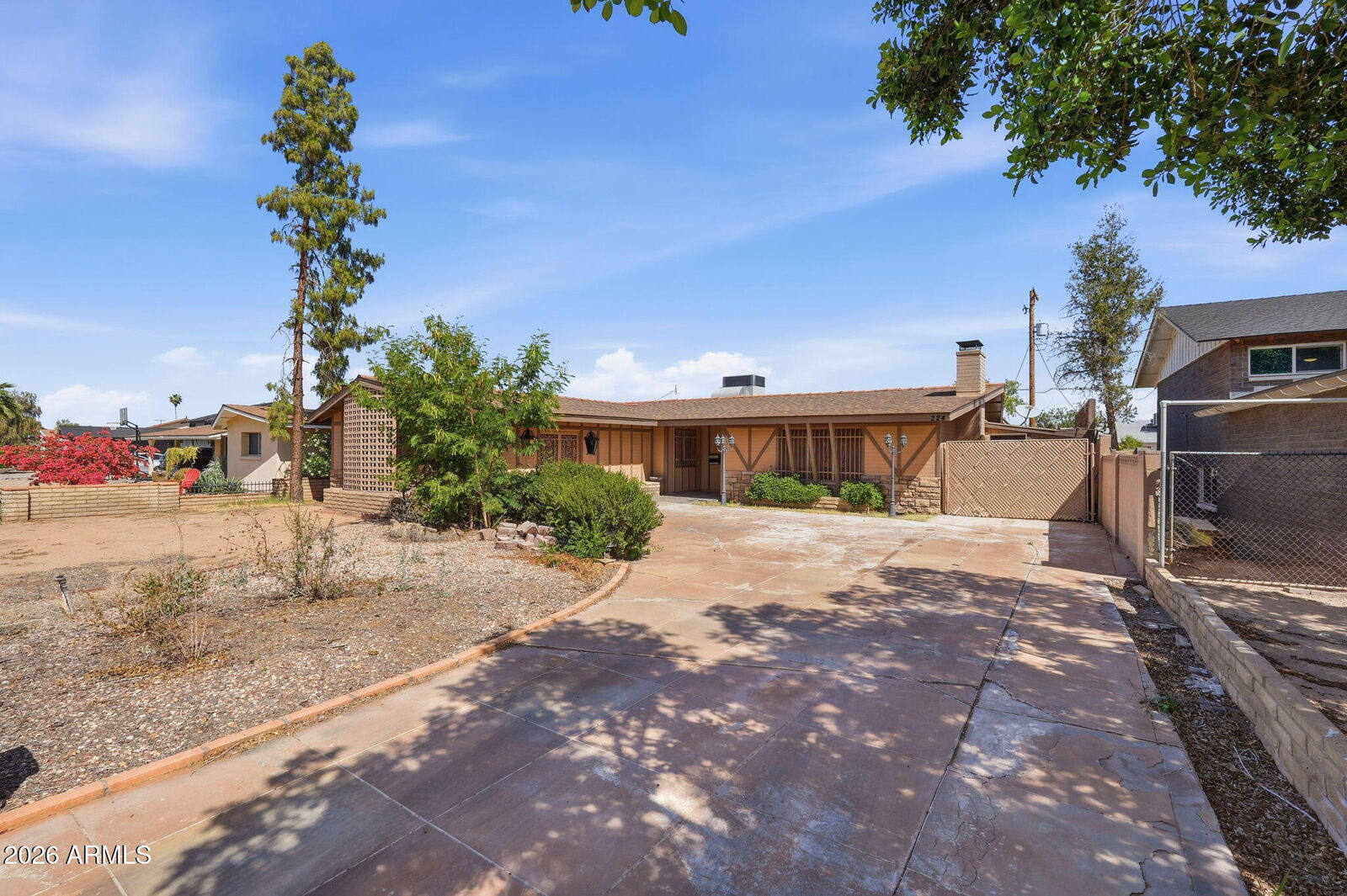 Property Photo: 224 E La Jolla Drive AZ 85282