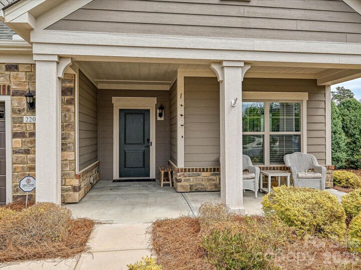 Property Photo:  2202 Lincolnshire Lane  NC 28173 