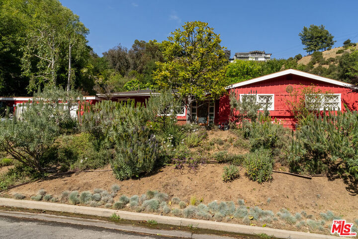 Property Photo:  2524 Laurel Pass  CA 90046 