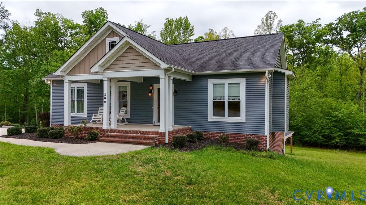 Property Photo:  208 Thomas Circle  VA 23901 