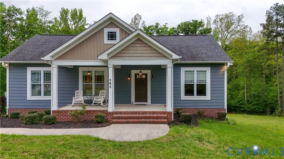 Property Photo:  208 Thomas Circle  VA 23901 