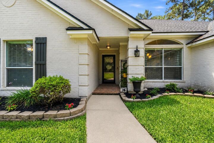 Property Photo: 14 E Forest Court TX 77384