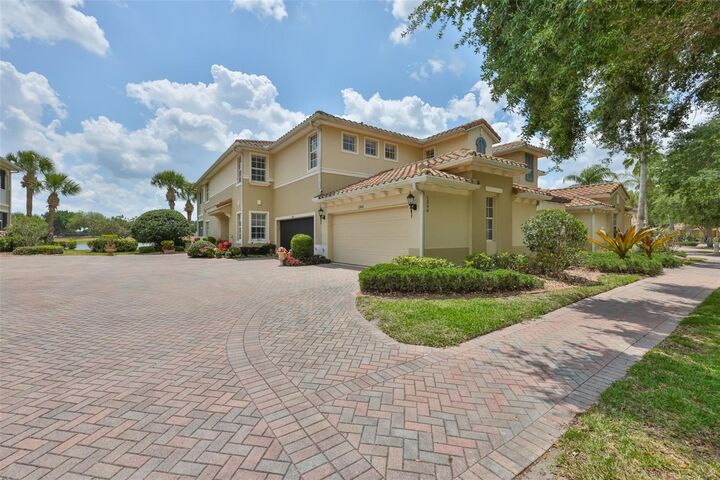 Property Photo:  1368 Emerald Dunes Drive  FL 33573 