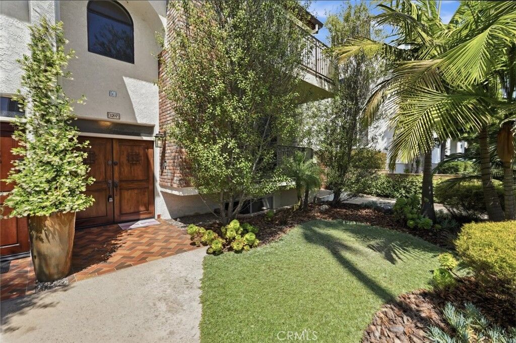 Property Photo:  1207 S Catalina Avenue  CA 90277 