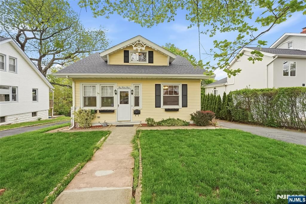 Property Photo:  144 Crestwood Avenue  NJ 07110 