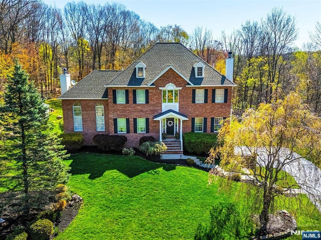 Property Photo:  5 Crestview Lane  NJ 07871 