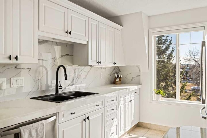 Property Photo: 1110 5 Avenue NW 305 AB T2N 0R6