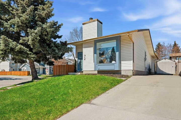 Property Photo:  72 Woodview Court SW  AB T2W 4X4 