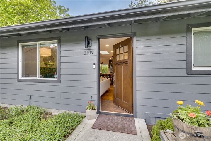 Property Photo:  1109  Lewis Lane SE  WA 98027 