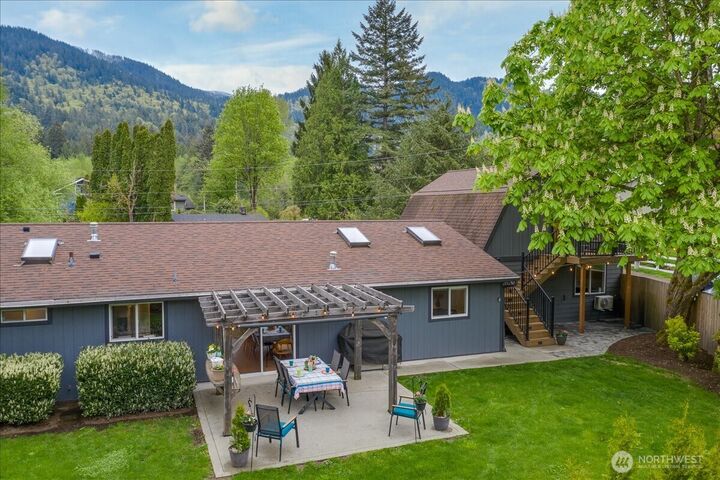 Property Photo:  1109  Lewis Lane SE  WA 98027 